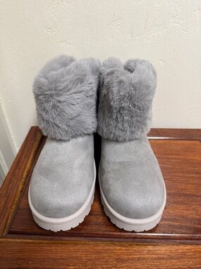 Grey Chic Ankle Boots with Plush Faux Fur Cuffs